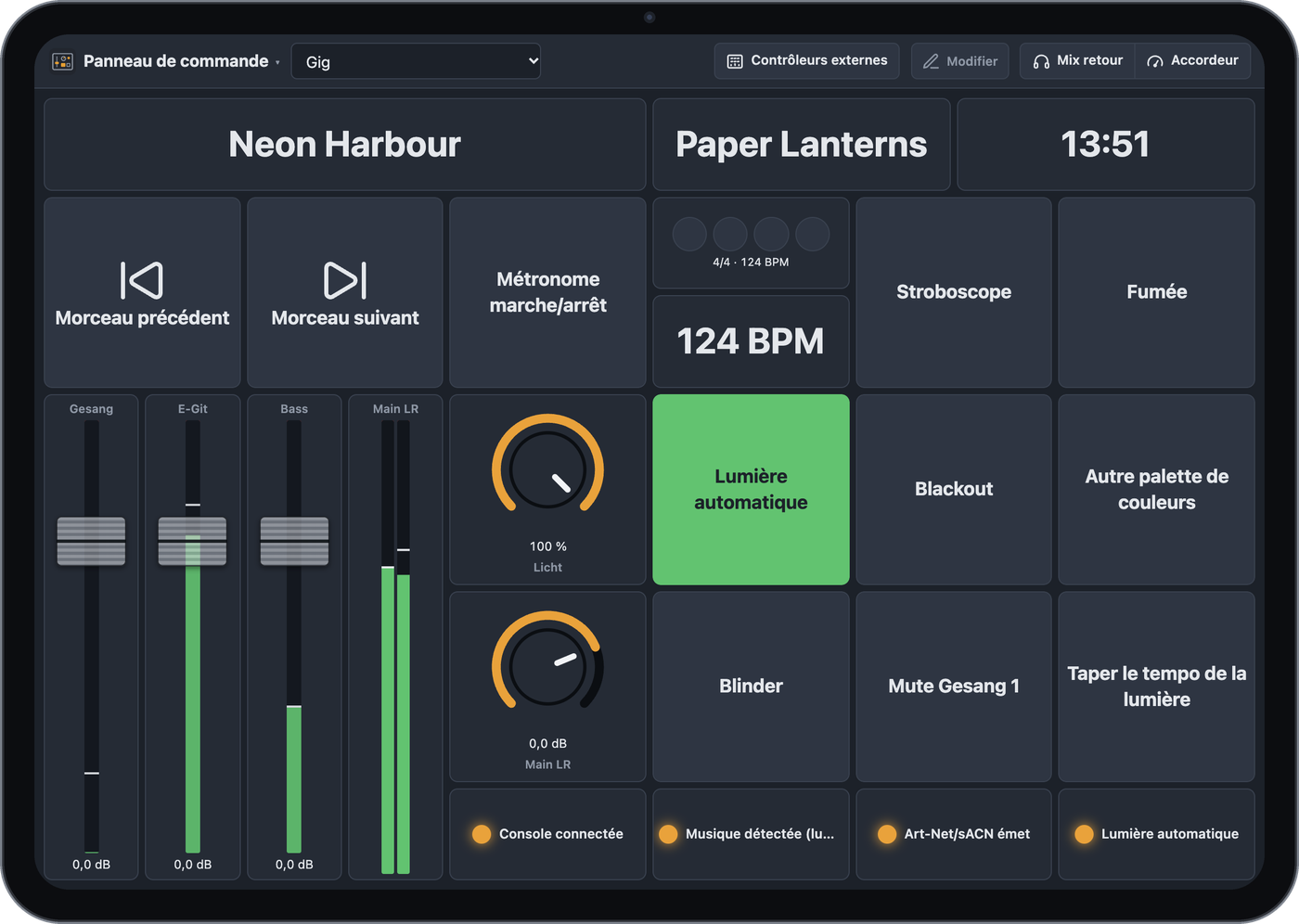 Panneau de commande sur un iPad avec titre, boutons, faders, boutons rotatifs et affichages